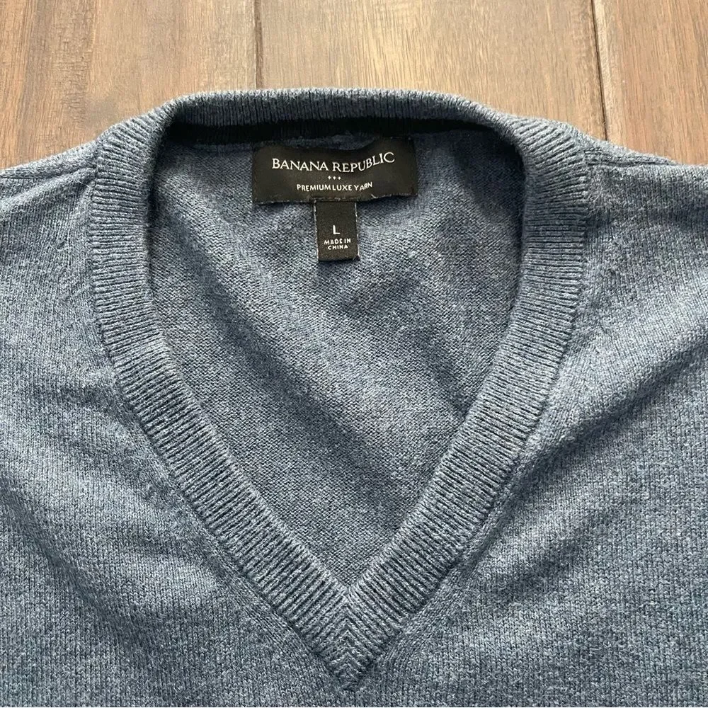 Banana Republic Light Blue Lightweight V-Neck Sweater L